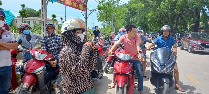 Chùm ảnh: Phụ huynh "đội nắng 40 độ C" ngóng con "vượt vũ môn" - Ảnh 1.