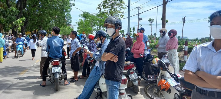 Chùm ảnh: Phụ huynh "đội nắng 40 độ C" ngóng con "vượt vũ môn" - Ảnh 13.