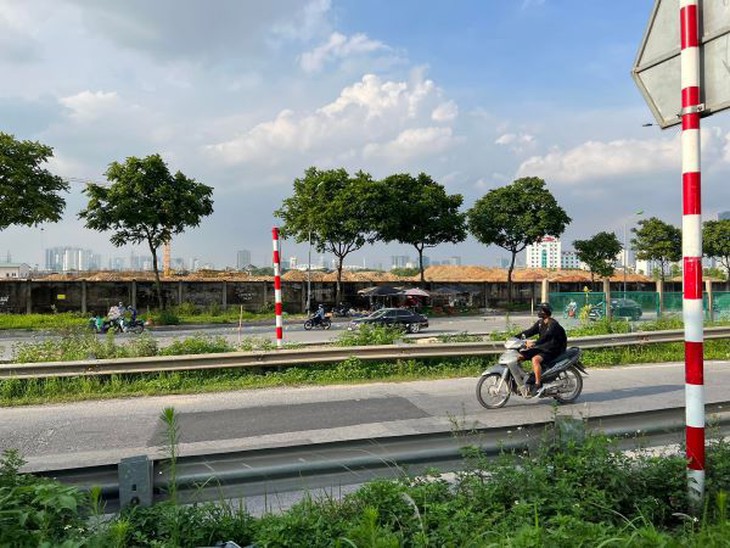 Trấn chỉnh, xử lý nhiều xe máy vi phạm giao thông trên Đại lộ Thăng Long - Ảnh 1.