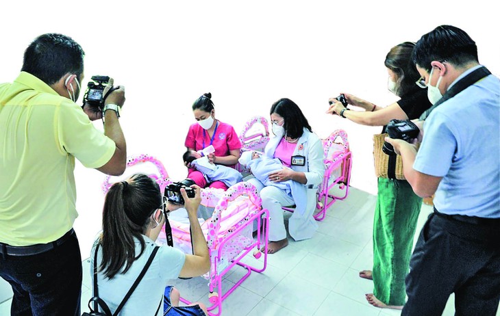 Phóng viên Diễm Hằng (người ngồi) tác nghiệp tại tâm dịch TP.HCM và một số tỉnh phía Nam. Phóng viên Diễm Hằng (người ngồi) tác nghiệp tại tâm dịch TP.HCM và một số tỉnh phía Nam.