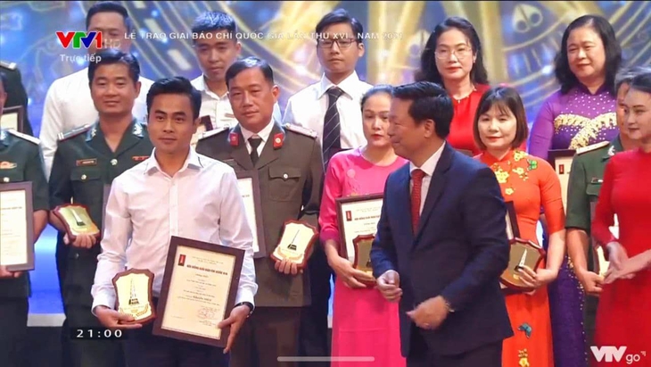 "Tiêu cực cấp thẻ nhận diện luồng xanh" của Báo Sức khỏe và Đời sống vinh dự đạt Giải Báo chí quốc gia lần thứ XVI - Ảnh 6. "Tiêu cực cấp thẻ nhận diện luồng xanh" của Báo Sức khỏe và Đời sống vinh dự đạt Giải Báo chí quốc gia lần thứ XVI - Ảnh 6.