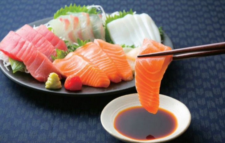 Ăn cá, tôm, hàu,... sống, chưa nấu chín không chỉ có nguy cơ tiêu chảy, ngộ độc mà còn nhiễm vi khuẩn nguy hiểm  - Ảnh 2.