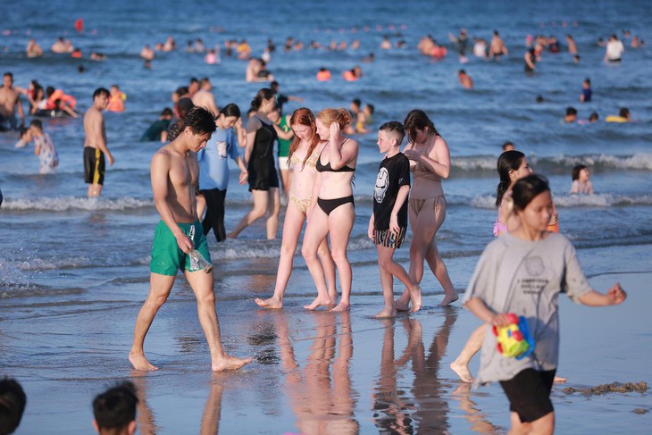 Thời tiết ngày 21/6: Ngày nắng nóng gay gắt, chiều tối có mưa giông - Ảnh 1. Thời tiết ngày 21/6: Ngày nắng nóng gay gắt, chiều tối có mưa giông - Ảnh 1.