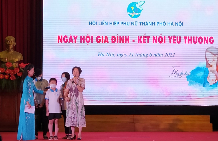 Gần 400 trẻ em mồ côi có hoàn cảnh đặc biệt của Hà Nội có 'mẹ đỡ đầu' - Ảnh 4.