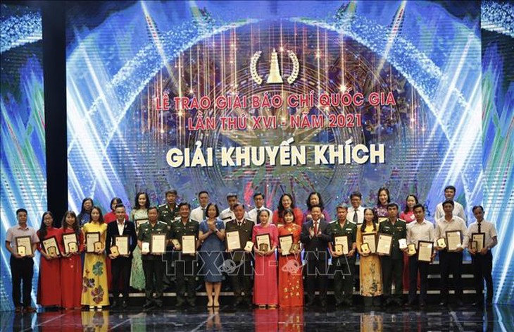 "Tiêu cực cấp thẻ nhận diện luồng xanh" của Báo Sức khỏe và Đời sống vinh đạt Giải Báo chí quốc gia lần thứ XVI - Ảnh 7. "Tiêu cực cấp thẻ nhận diện luồng xanh" của Báo Sức khỏe và Đời sống vinh đạt Giải Báo chí quốc gia lần thứ XVI - Ảnh 7.