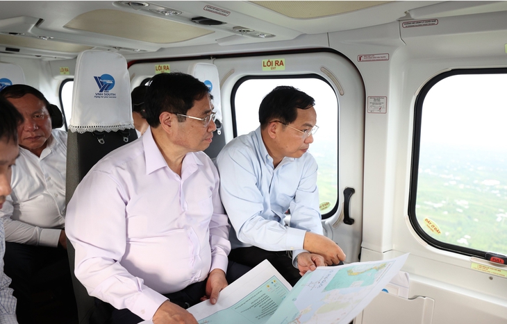 Chùm ảnh: Thủ tướng khảo sát hướng tuyến 2 cao tốc tại ĐBSCL bằng trực thăng - Ảnh 1. Chùm ảnh: Thủ tướng khảo sát hướng tuyến 2 cao tốc tại ĐBSCL bằng trực thăng - Ảnh 1.