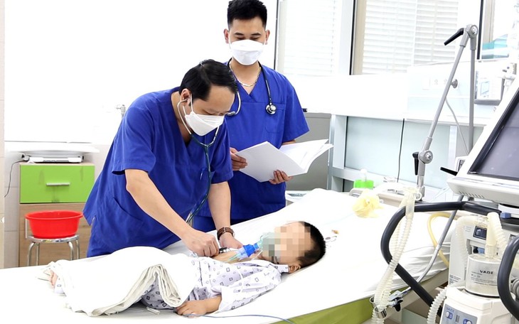 Vật thể lạ trong đường thở khiến bé trai đột ngột khó thở, tím tái