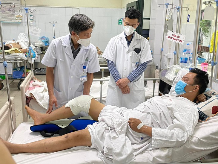 Chườm nóng, bôi mật gấu, đắp thuốc nam... do chấn thương thể thao, nhiều người nhận 'quả đắng' - Ảnh 1.