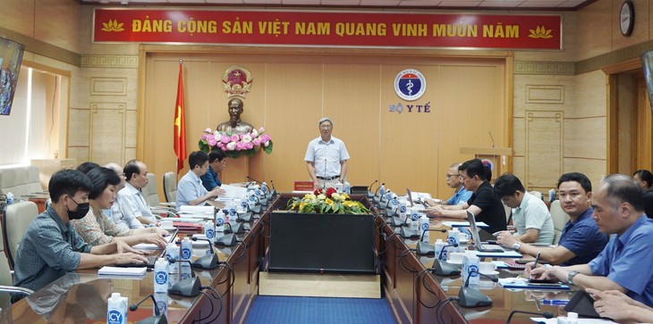 Thứ trưởng Bộ Y tế: Chuẩn bị sẵn vật tư, thuốc, sẵn sàng cấp cứu hồi sức, tránh để người bệnh bị sốc do sốt xuất huyết - Ảnh 1. Thứ trưởng Bộ Y tế: Chuẩn bị sẵn vật tư, thuốc, sẵn sàng cấp cứu hồi sức, tránh để người bệnh bị sốc do sốt xuất huyết - Ảnh 1.