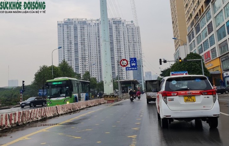 Đề xuất Hà Nội cho phép xe khách, buýt thường được đi vào làn BRT - Ảnh 1.