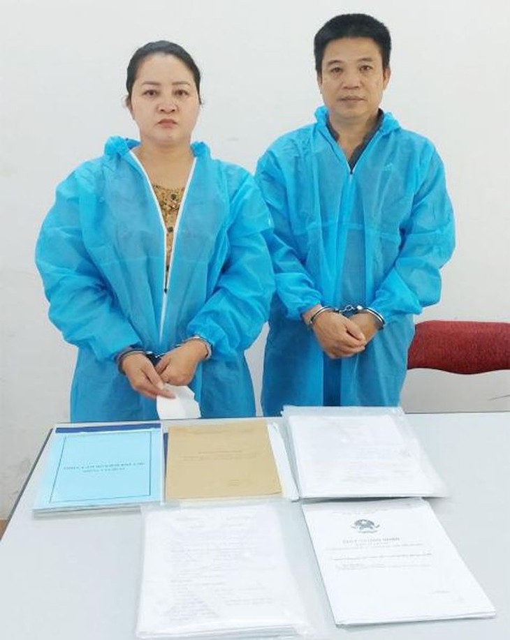 Khởi tố cặp đôi thư ký - chủ tiệm cầm đồ chuyên cho vay nặng lãi và đánh bạc - Ảnh 1.