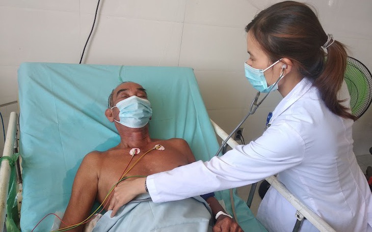 Ăn nhầm phân bón NPK, cụ ông vào viện cấp cứu