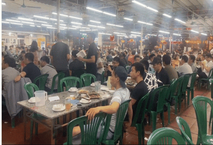 Quán bia hơi Hà Nội "hốt bạc" ngày nắng nóng - Ảnh 1.