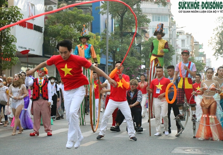 Mãn nhãn với những tiết mục sôi động tại lễ hội đường phố “Sắc màu Văn hóa” - Ảnh 9. Mãn nhãn với những tiết mục sôi động tại lễ hội đường phố “Sắc màu Văn hóa” - Ảnh 9.