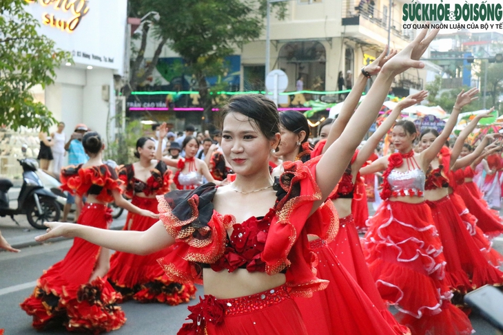 Mãn nhãn với những tiết mục sôi động tại lễ hội đường phố “Sắc màu Văn hóa” - Ảnh 10. Mãn nhãn với những tiết mục sôi động tại lễ hội đường phố “Sắc màu Văn hóa” - Ảnh 10.