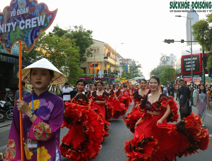 Mãn nhãn với những tiết mục sôi động tại lễ hội đường phố “Sắc màu Văn hóa” - Ảnh 11. Mãn nhãn với những tiết mục sôi động tại lễ hội đường phố “Sắc màu Văn hóa” - Ảnh 11.