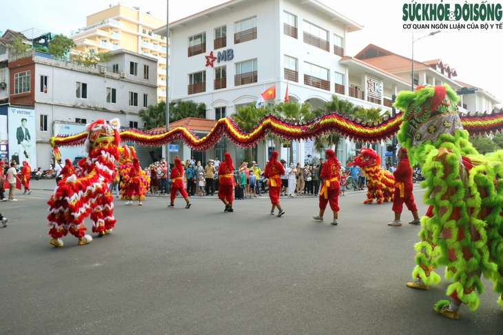 Mãn nhãn với những tiết mục sôi động tại lễ hội đường phố “Sắc màu Văn hóa” - Ảnh 4. Mãn nhãn với những tiết mục sôi động tại lễ hội đường phố “Sắc màu Văn hóa” - Ảnh 4.