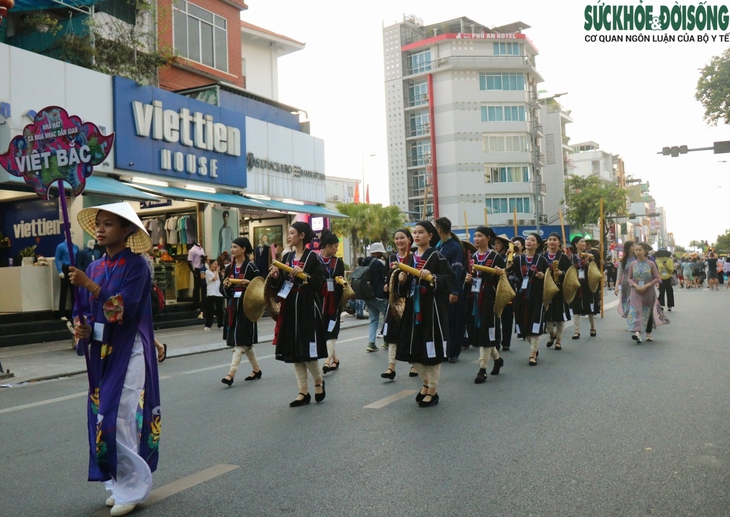 Mãn nhãn với những tiết mục sôi động tại lễ hội đường phố “Sắc màu Văn hóa” - Ảnh 5. Mãn nhãn với những tiết mục sôi động tại lễ hội đường phố “Sắc màu Văn hóa” - Ảnh 5.