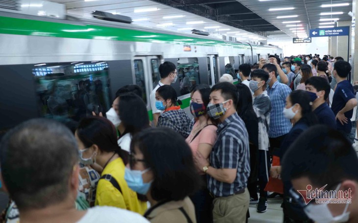 Nhiều người bỏ ô tô con đi tàu đường sắt đô thị Cát  Linh - Hà Đông