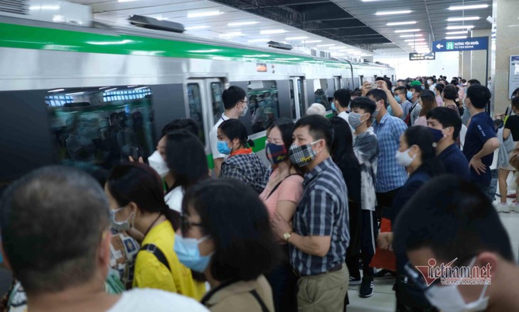 Nhiều người bỏ ô tô con đi tàu đường sắt đô thị Cát Linh - Hà Đông - Ảnh 1.