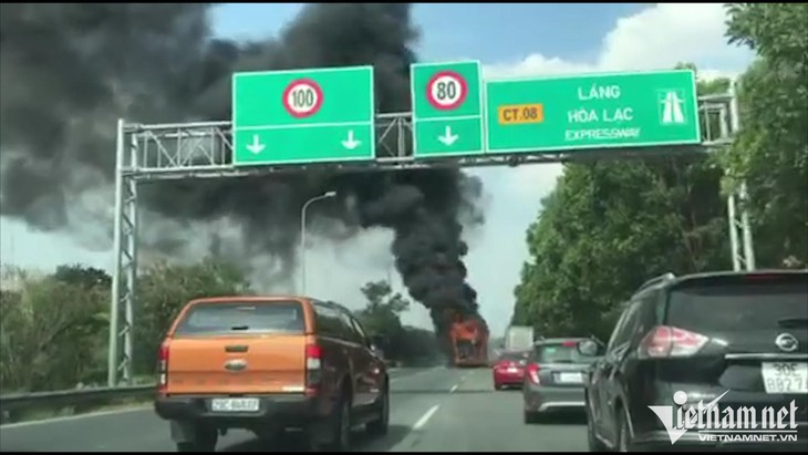 Xe khách giường nằm bốc cháy dữ dội trên Đại lộ Thăng Long - Ảnh 2.