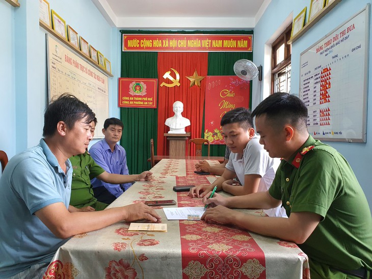 Vi phạm luật giao thông, "lộ" hành vi vận chuyển thuốc lá lậu - Ảnh 1.