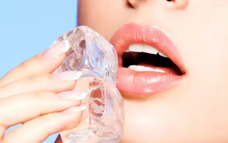 5 cách làm đẹp da, giảm bọng mắt, chữa cháy nắng với đá lạnh