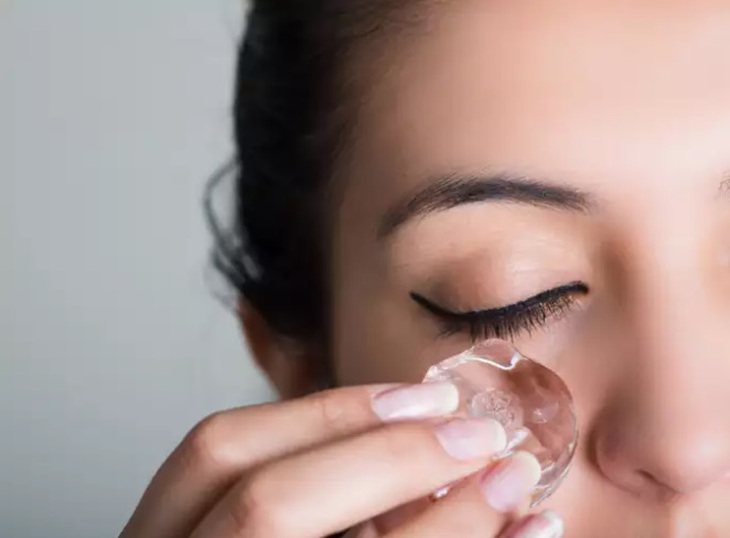 5 cách làm đẹp da, giảm bọng mắt, chữa cháy nắng với đá lạnh - Ảnh 3.