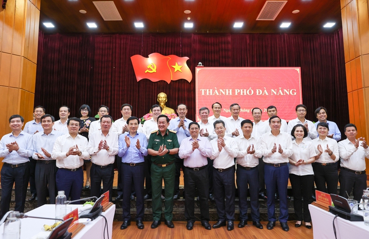 Thủ tướng: Tìm bằng được giải pháp cho các 'điểm nghẽn' để Đà Nẵng tiếp tục phát triển nhanh và bền vững - Ảnh 7. Thủ tướng: Tìm bằng được giải pháp cho các 'điểm nghẽn' để Đà Nẵng tiếp tục phát triển nhanh và bền vững - Ảnh 7.