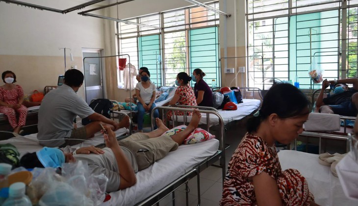Số ca mắc sốt xuất huyết tăng, bệnh viện quá tải - Ảnh 1. Số ca mắc sốt xuất huyết tăng, bệnh viện quá tải - Ảnh 1.
