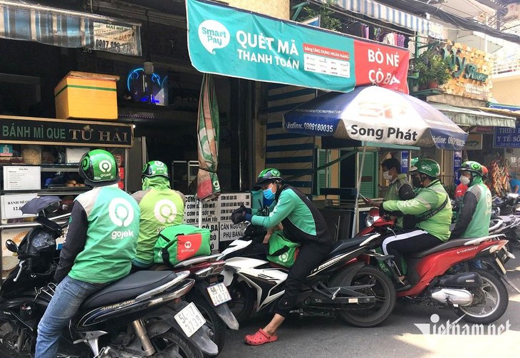'Siết' tiền tài xế và quán ăn, app giao hàng ăn dày cả 2 bên - Ảnh 1. 'Siết' tiền tài xế và quán ăn, app giao hàng ăn dày cả 2 bên - Ảnh 1.