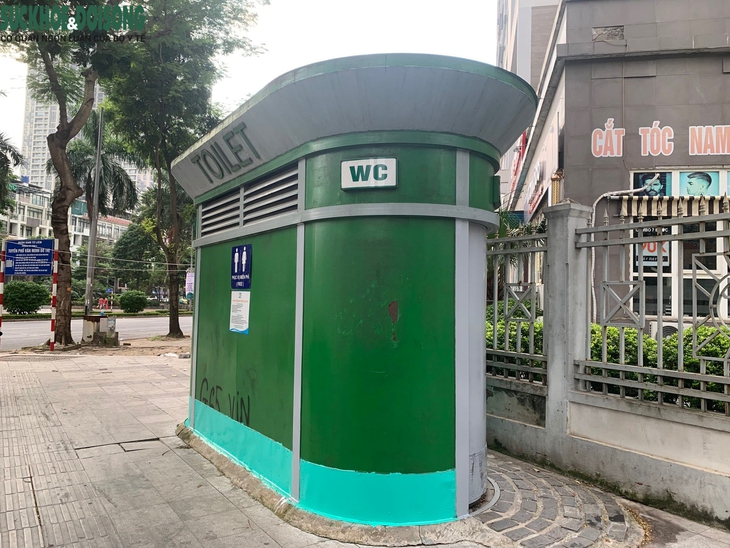 Nghịch lý nhà vệ sinh công cộng ở thủ đô “cửa đóng, then cài” - Ảnh 11.