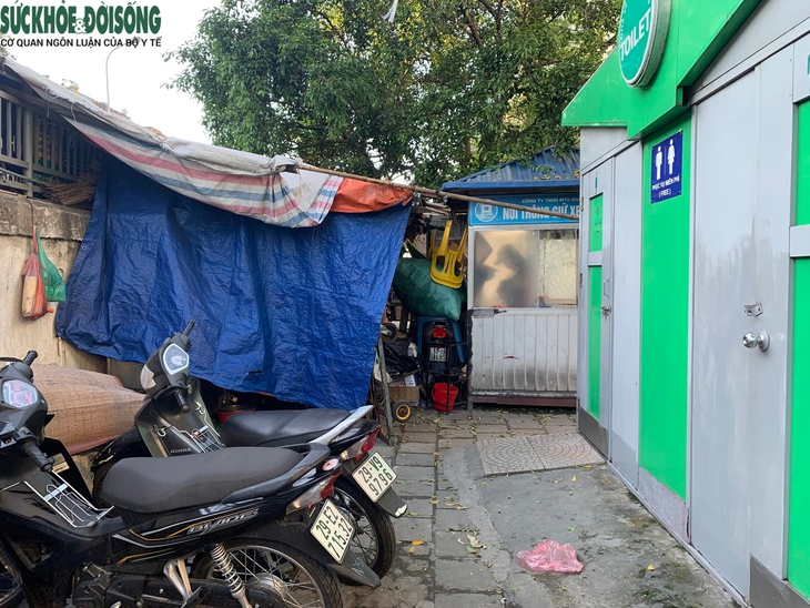Nghịch lý nhà vệ sinh công cộng ở thủ đô “cửa đóng, then cài” - Ảnh 6.