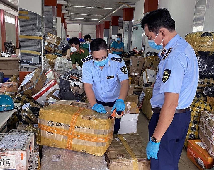Xử lý nghiêm hành vi bao che, tiếp tay, bảo kê cho buôn lậu qua thương mại điện tử - Ảnh 2. Xử lý nghiêm hành vi bao che, tiếp tay, bảo kê cho buôn lậu qua thương mại điện tử - Ảnh 2.