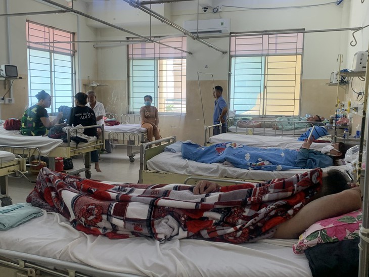 Bệnh viện tuyến cuối ở TP.HCM quá tải bệnh nhân sốt xuất huyết do nhập viện ồ ạt - Ảnh 2.