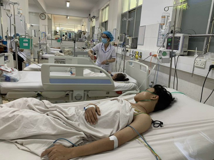Bệnh viện tuyến cuối ở TP.HCM quá tải bệnh nhân sốt xuất huyết do nhập viện ồ ạt - Ảnh 3.