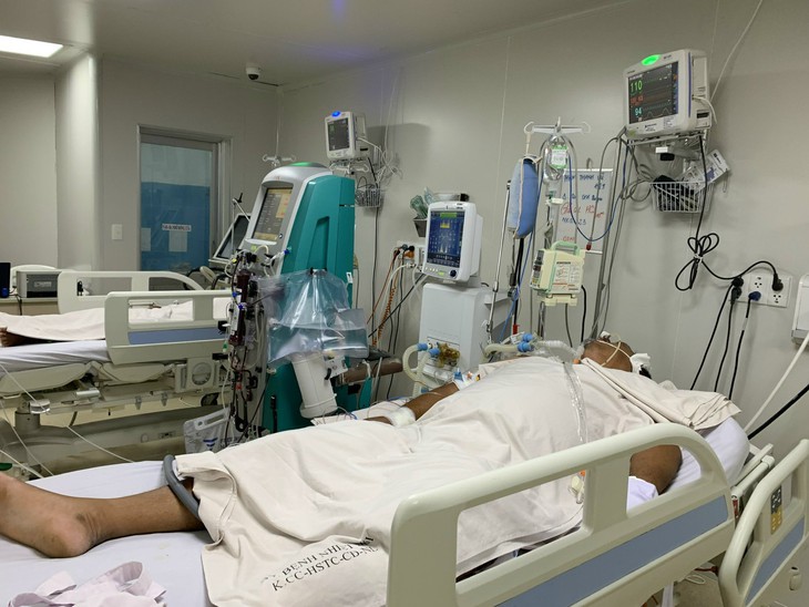 Bệnh viện tuyến cuối ở TP.HCM quá tải bệnh nhân sốt xuất huyết do nhập viện ồ ạt - Ảnh 1.