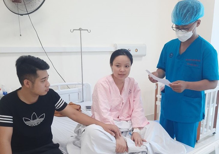 Thai phụ sốc ngừng tuần hoàn ngay trên bàn đẻ - Ảnh 1.