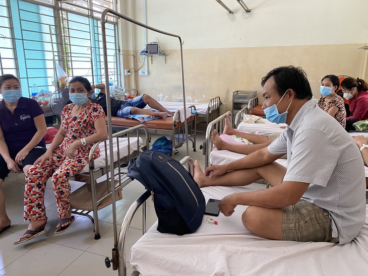 Số ca người lớn mắc sốt xuất huyết tăng cao, người dân không được chủ quan - Ảnh 1. Số ca người lớn mắc sốt xuất huyết tăng cao, người dân không được chủ quan - Ảnh 1.