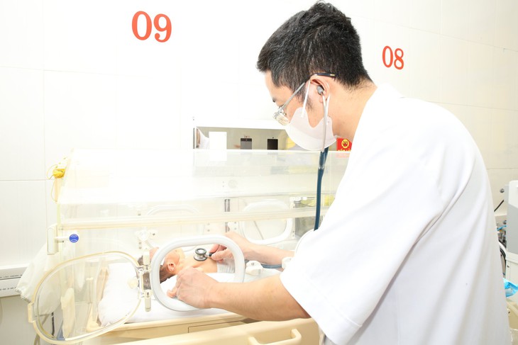 Cứu sống sản phụ mang song thai bị tiền sản giật, sản giật nặng sau mổ - Ảnh 2. Cứu sống sản phụ mang song thai bị tiền sản giật, sản giật nặng sau mổ - Ảnh 2.