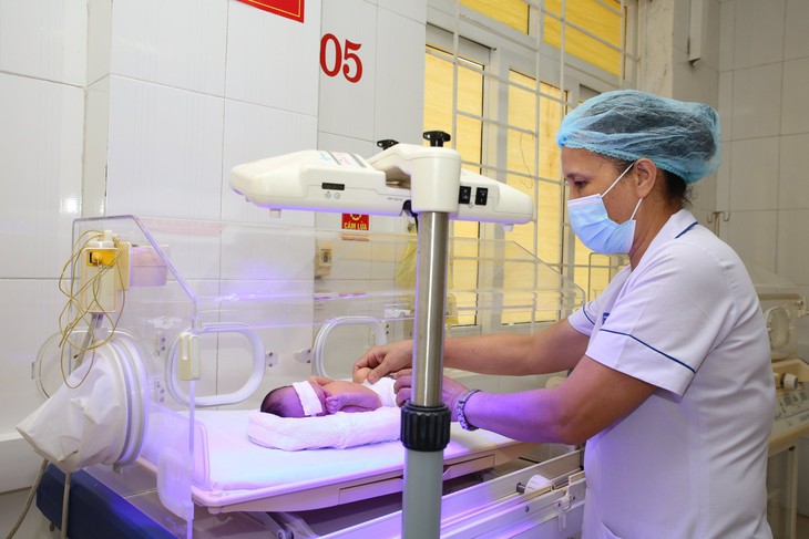 Cứu sống sản phụ mang song thai bị tiền sản giật, sản giật nặng sau mổ - Ảnh 4. Cứu sống sản phụ mang song thai bị tiền sản giật, sản giật nặng sau mổ - Ảnh 4.