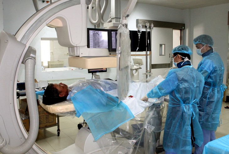 Bệnh viện HNĐK Nghệ An thực hiện thành công kỹ thuật đặt Stent Graft điều trị phình động mạch chủ - Ảnh 3. Bệnh viện HNĐK Nghệ An thực hiện thành công kỹ thuật đặt Stent Graft điều trị phình động mạch chủ - Ảnh 3.