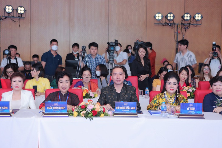 NTK Đỗ Trịnh Hoài Nam – Giám khảo hội thi "Phụ nữ ngành y duyên dáng, chuyên nghiệp, tận tâm" lần thứ 1 NTK Đỗ Trịnh Hoài Nam – Giám khảo hội thi "Phụ nữ ngành y duyên dáng, chuyên nghiệp, tận tâm" lần thứ 1