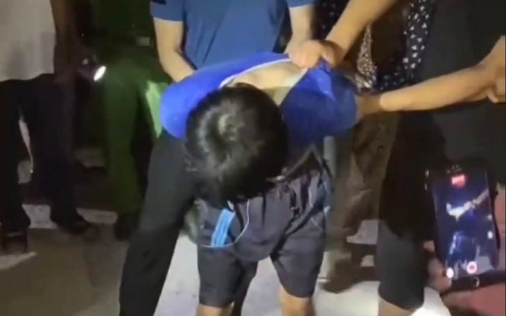 Đang ngồi xem tivi bất ngờ bị hàng xóm dùng dao sát hại