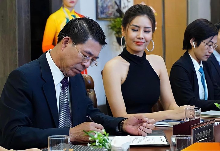Vẻ cuốn hút của Á hậu đóng vai lẳng lơ trong phim 'Bão ngầm' - Ảnh 1. Vẻ cuốn hút của Á hậu đóng vai lẳng lơ trong phim 'Bão ngầm' - Ảnh 1.