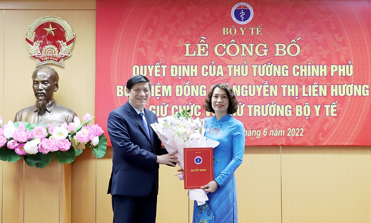PGS.TS Nguyễn Thị Liên Hương nhận quyết định bổ nhiệm Thứ trưởng Bộ Y tế - Ảnh 1. PGS.TS Nguyễn Thị Liên Hương nhận quyết định bổ nhiệm Thứ trưởng Bộ Y tế - Ảnh 1.