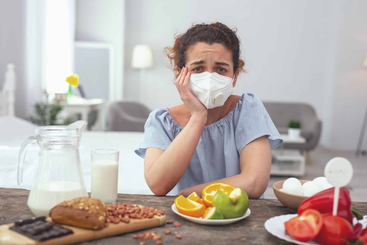 Nghiên cứu mới: Nguy cơ mắc COVID-19 thấp hơn ở người bị dị ứng thực phẩm - Ảnh 2.