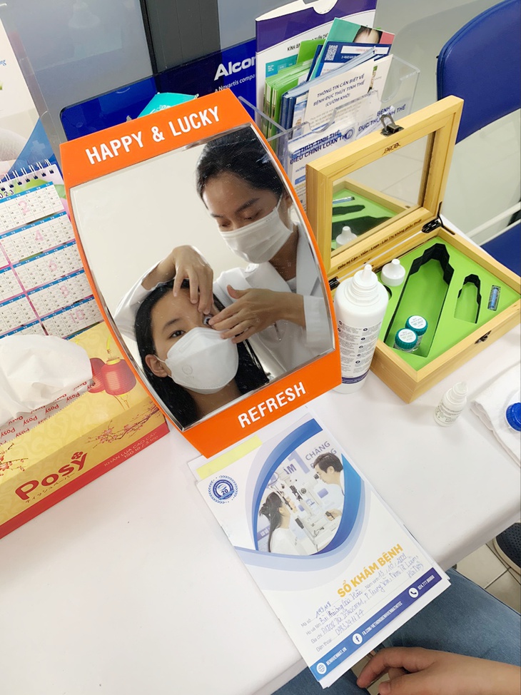 Kính áp tròng cứng thấm khí ban ngày – "Cứu cánh" cho mắt có tật khúc xạ nặng - Ảnh 2.