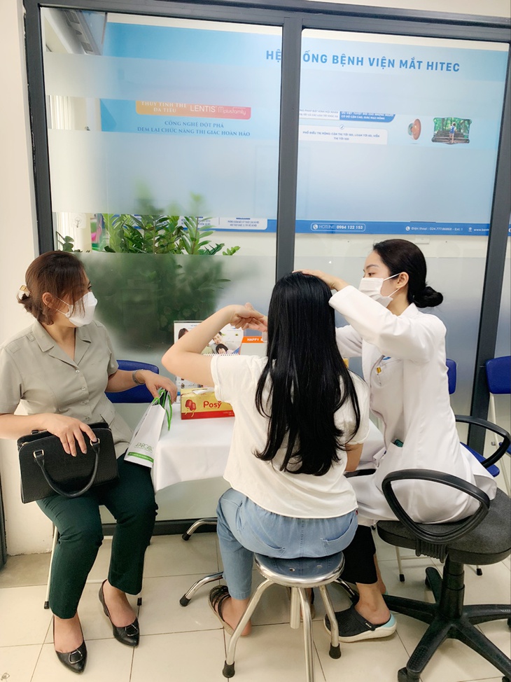 Kính áp tròng cứng thấm khí ban ngày – "Cứu cánh" cho mắt có tật khúc xạ nặng - Ảnh 1.