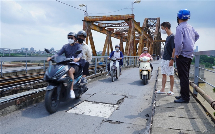 Bộ GTVT chỉ đạo khắc phục ngay hư hỏng, thủng mặt cầu Long Biên